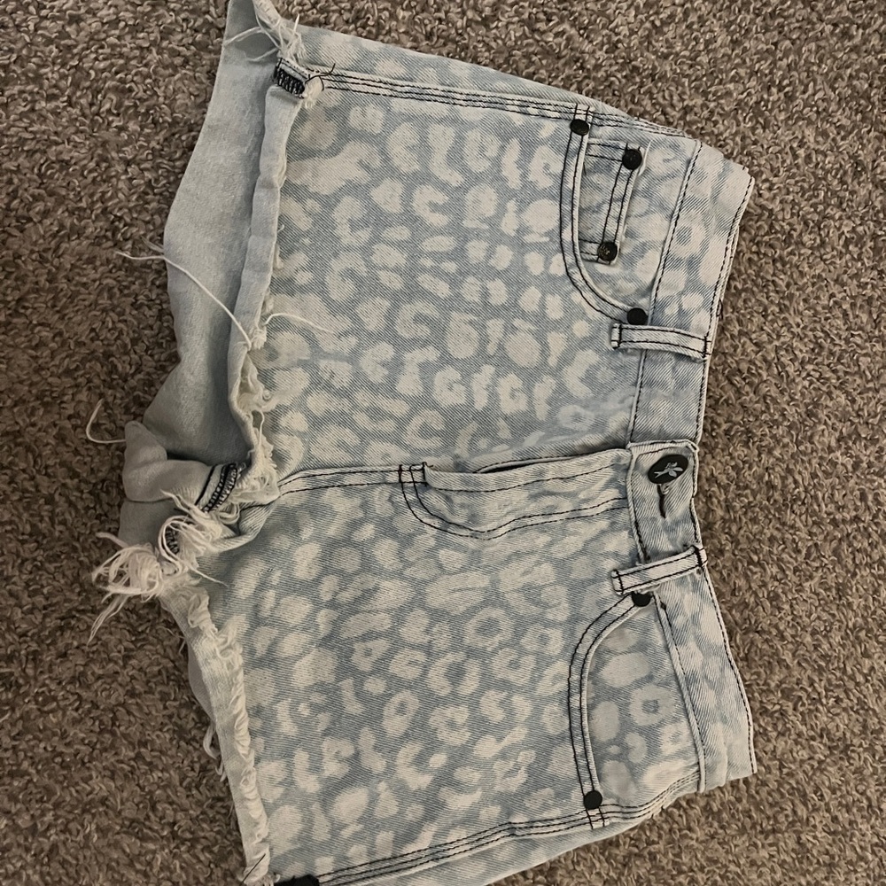 Patterned jean shorts - Picture 2 of 3
